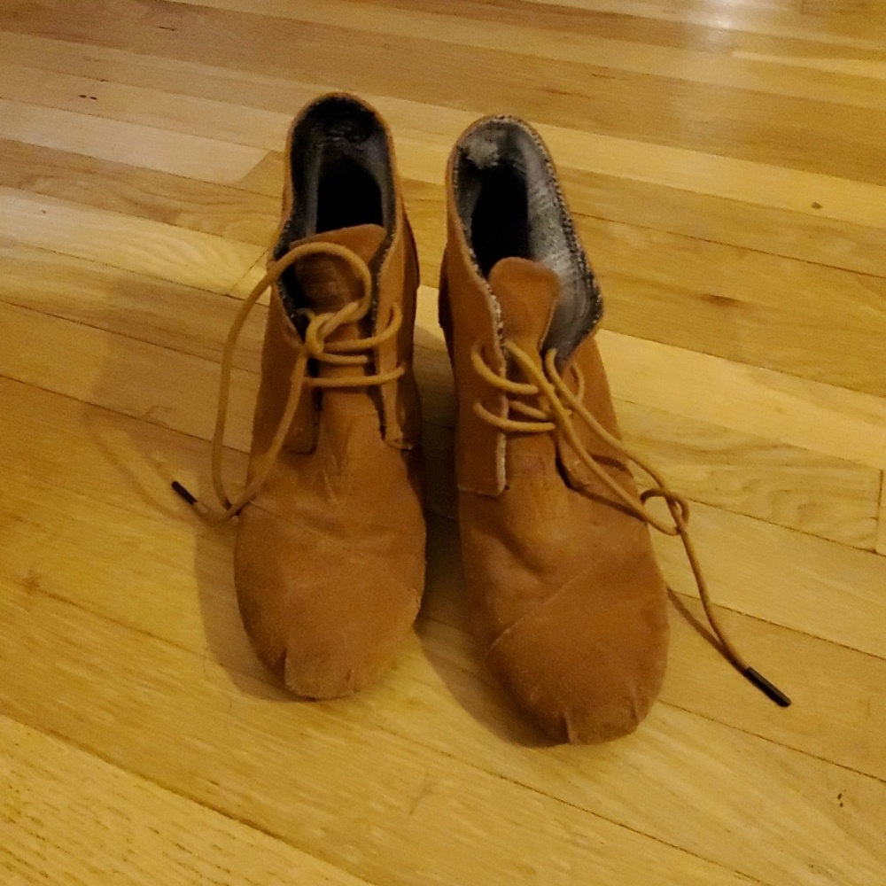 Tom's Chesnut Suede Desert Wedge